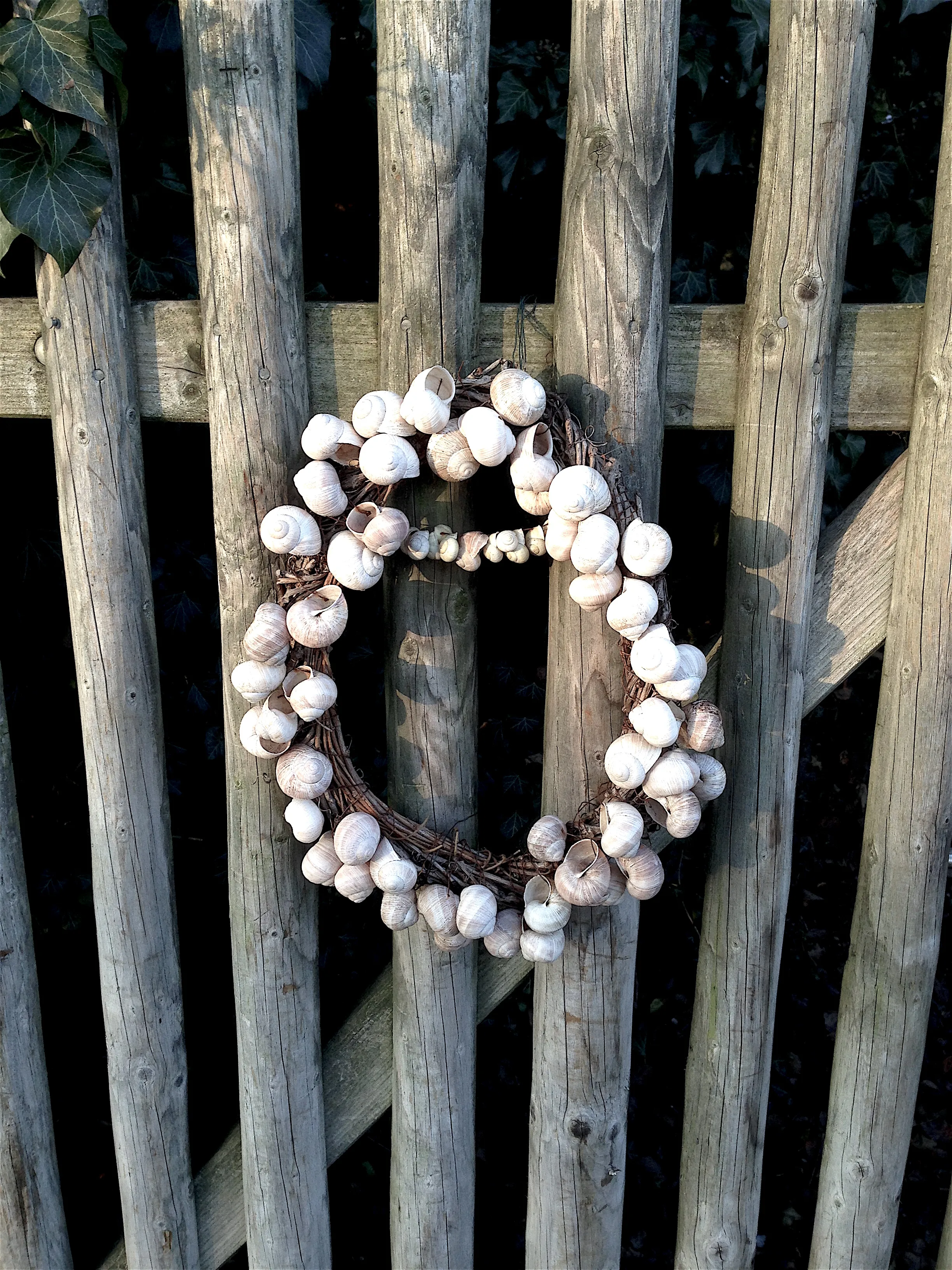 Gartentor mit Weinbergschnecken