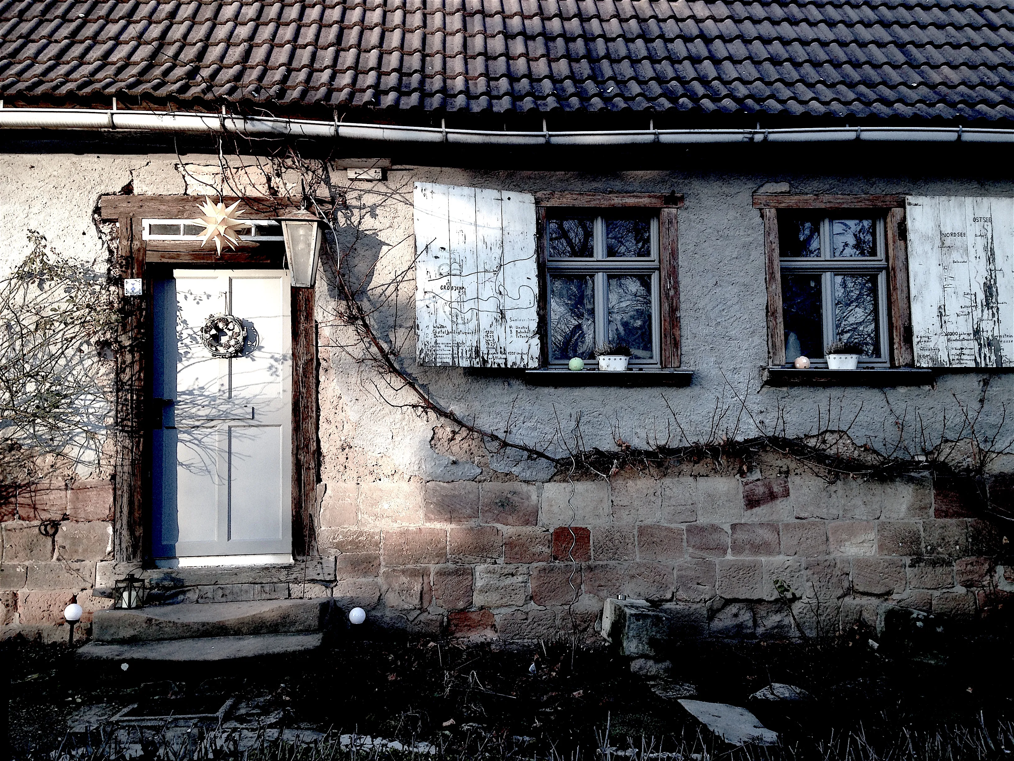 Hochwassermarken am Fährhäuschen